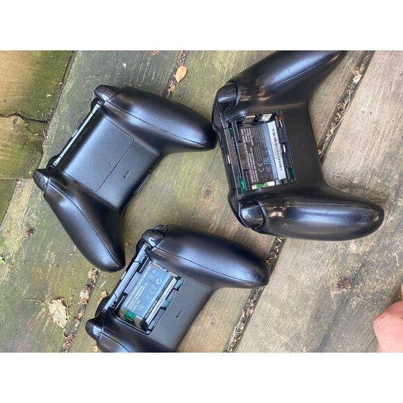 Lot of 3 XBOX ONE Wireless Controller Remotes - Black - 3x - 2x missing back - Picture 2 of 3